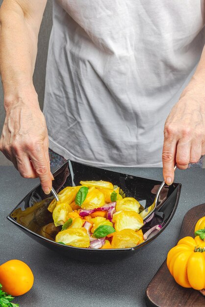 Kucharz przygotowujący danie